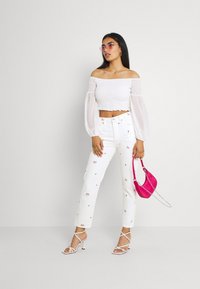 Levi's® 501® CROP JEANS - Calças de ganga de perna direita - white denim