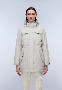 Parka de color gris claro con capucha, cordones ajustables, cuatro bolsillos frontales y detalles de botones a presión. Tejido suave y texturizado.