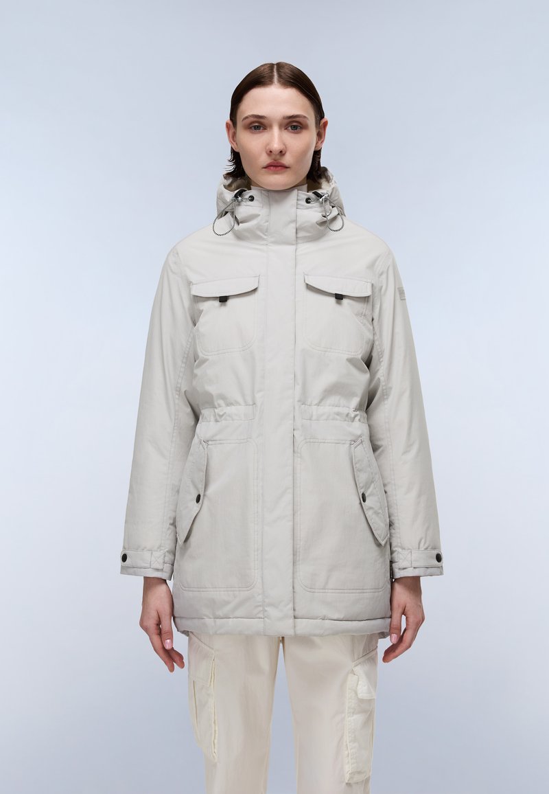 Parka de color gris claro con capucha, cordones ajustables, cuatro bolsillos frontales y detalles de botones a presión. Tejido suave y texturizado.
