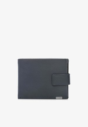 Czarny dwudzielny portfel skórzany z fakturowaną powierzchnią i klapką zapinaną na zatrzask na białym tle.