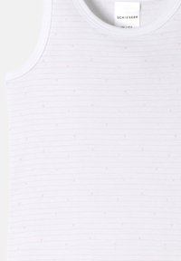 Witte tanktop met dunne roze horizontale strepen en kleine roze stippen, met een ronde halslijn en zachte katoenstof. Merklabel zichtbaar.