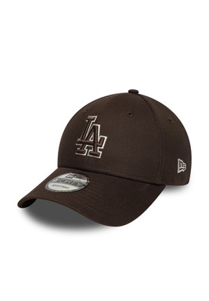 Casquette de baseball marron foncé réglable avec un logo "LA" bordé de blanc sur le devant et un petit logo blanc sur le côté, avec une visière courbée et des trous de ventilation.