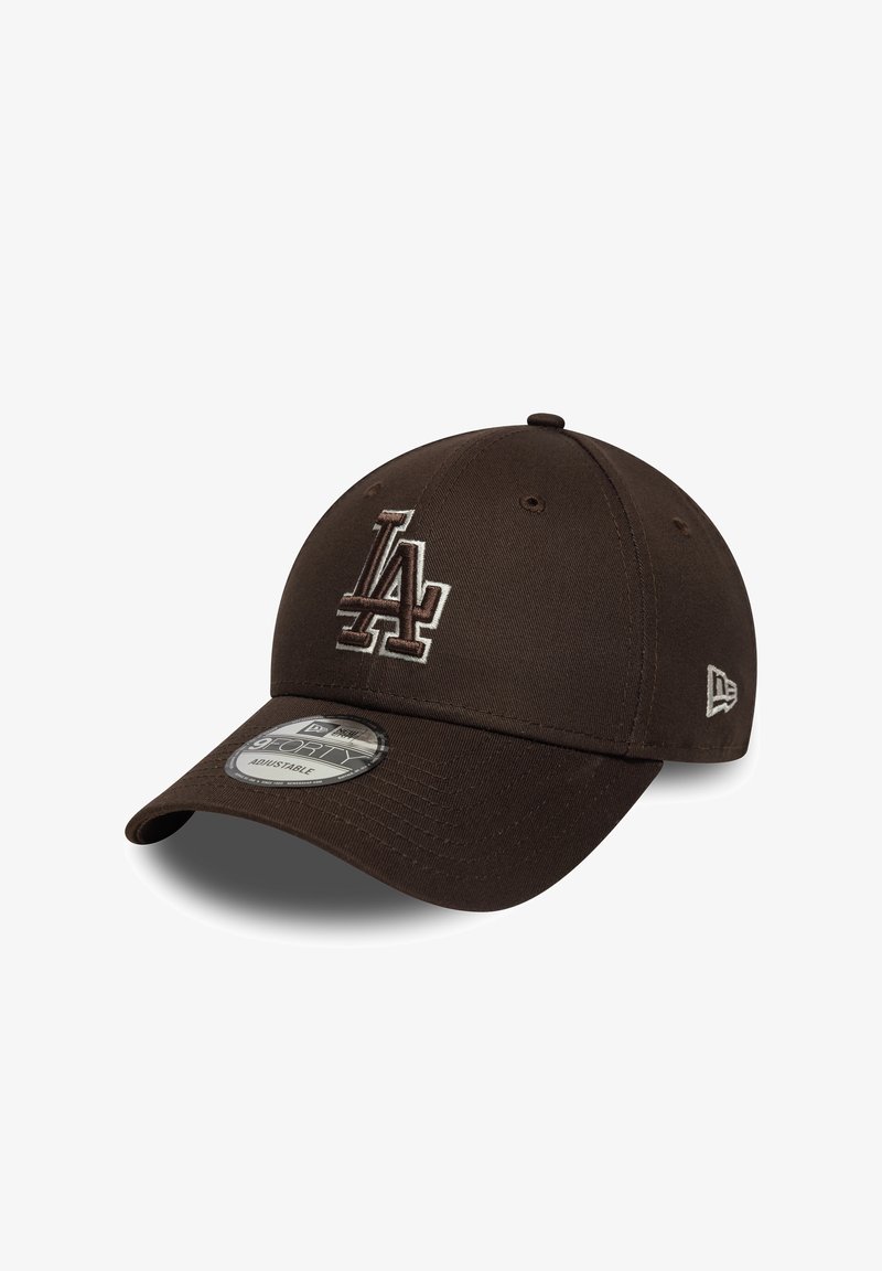 Casquette de baseball marron foncé réglable avec un logo "LA" bordé de blanc sur le devant et un petit logo blanc sur le côté, avec une visière courbée et des trous de ventilation.