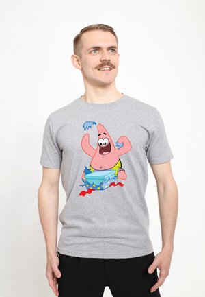 SPONGEBOB SQUAREPANTS WRAPPER PATRICK - T-shirt z nadrukiem