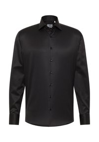 Zwarte langslijf shirt gemaakt van gladde stof, met een klassieke kraag, sluiting met knopen aan de voorkant en knopenmanchetten. Eenvoudig ontwerp, geen patronen.