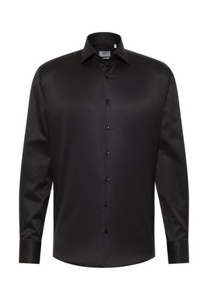 Chemise noire à manches longues en tissu lisse, avec un col classique, une fermeture à boutons sur le devant et des poignets à boutons. Design simple, sans motifs.