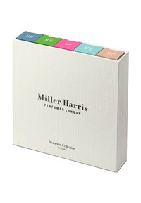 Miller Harris Parfümsammlung in einer strukturierten weißen Box, die fünf kleine, farbenfrohe Fläschchen mit auffälligen Etiketten in Blau, Grün, Pink, Türkis und Beige enthält.