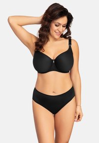 Sujeción acolchada negra con tirantes ajustables y cierre frontal, combinada con bragas de talle alto a juego. Tejido suave, diseño sin costuras.