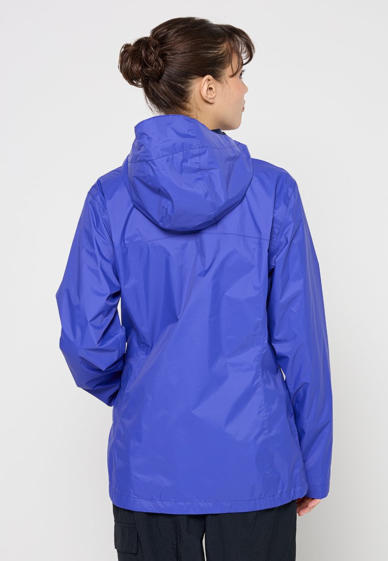 Veste waterproof violette avec capuche, dotée d'une texture lisse, de manches longues et d'une coupe légèrement ajustée, adaptée à une utilisation en extérieur.