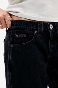 Črne denim hlače z klasičnim krojem, sprednjimi žepi, logotipom na pasu in kovinskimi dodatki.
