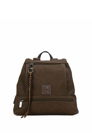 Mochila de tela marrón con bolsillos frontales con cremallera, un tirador de cremallera de cuero trenzado y una pequeña asa superior.