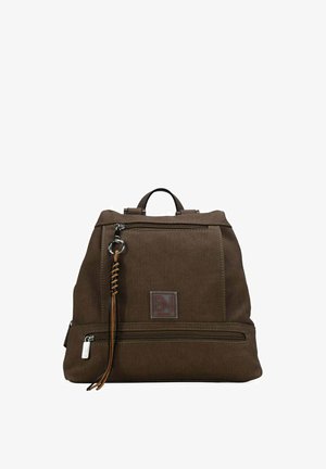 Mochila de tela marrón con bolsillos frontales con cremallera, un tirador de cremallera de cuero trenzado y una pequeña asa superior.