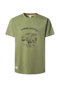 Camiseta de algodón de color verde oliva con mangas cortas, que presenta una impresión gráfica de una furgoneta y el texto "LAS COSAS SUCEDEN" encima. Detalle de costura notable.