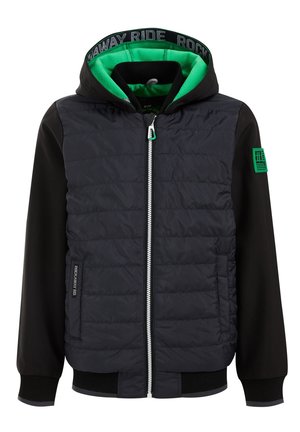 Giacca con cappuccio nera e verde che presenta un frontale trapuntato, chiusura con zip e polsini a costine. La manica sinistra ha una toppa e dettagli di cucitura a contrasto.