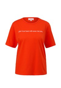 Rode katoenen t-shirt met korte mouwen, ronde halslijn en witte tekst die "je ware hart zal je nooit teleurstellen" op de borst leest.