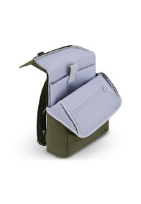 Zöld szövet hátizsák, hajtókás nyitással, világoskék belső rekesszel, cipzáras zsebbe és párnázott részekkel a rendezés érdekében.