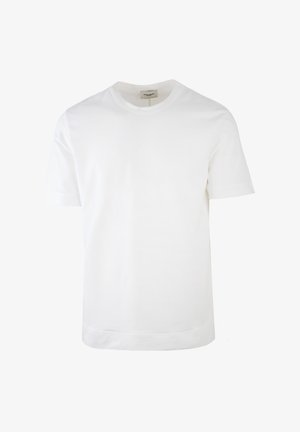 T-shirt bianco a maniche corte in cotone, con colletto rotondo e orlo dritto. Texture liscia, design minimalista, senza modelli o accenti visibili.