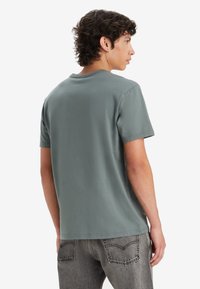 Levi's® RELAXED BABY TAB - Základné tričko - fir