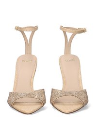 Tacones altos de oro con punta abierta, un cinturón texturizado que cruza el pie y una correa ajustable en el tobillo. El diseño presenta una punta elegante y afilada.