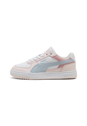 Baskets basses Puma en blanc, rose pastel et bleu clair avec fermeture à lacets et semelle en caoutchouc, vues du côté extérieur.