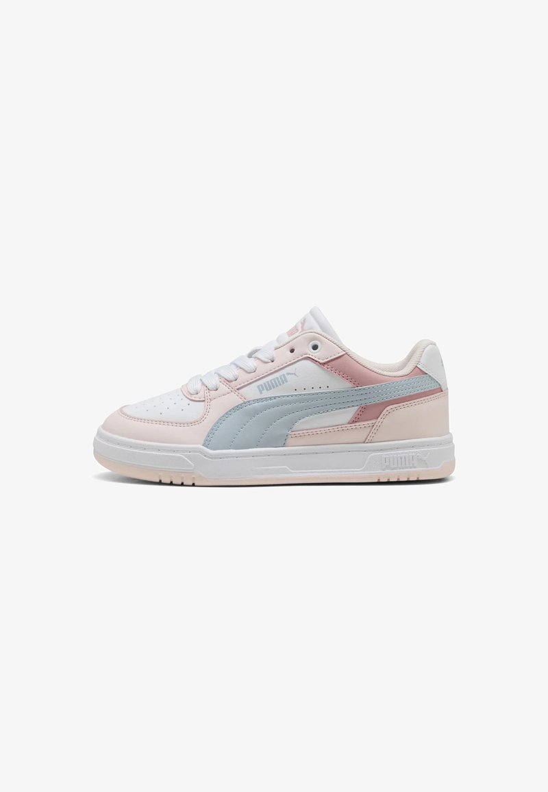 Baskets basses Puma en blanc, rose pastel et bleu clair avec fermeture à lacets et semelle en caoutchouc, vues du côté extérieur.