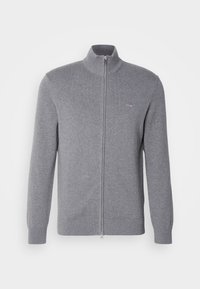 Sivi zip-up dukserica s visokim ovratnikom, rebrastim manžetama i rubom. Ima mali logo na grudima. Napravljena je od meke, teksturirane tkanine.