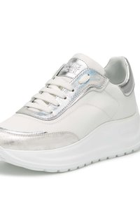 Sneaker bianco in pelle con accenti argentati, dettaglio laterale testurizzato, lacci piatti e suola chunky bianca. Finitura metallica sulla punta e sul tallone.