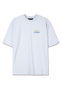 Camiseta de algodón azul claro con cuello redondo, mangas cortas y un pequeño logo "PEGADOR" en azul y amarillo en el área del pecho.