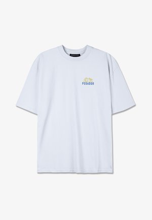 Lichtblauwe katoenen T-shirt met een ronde halslijn, korte mouwen en een klein "PEGADOR" logo in blauw en geel op de borst.