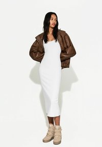 Bershka - STRAPPY - MIDI  - Šaty do práce - white Miniatúrny obrázok 1