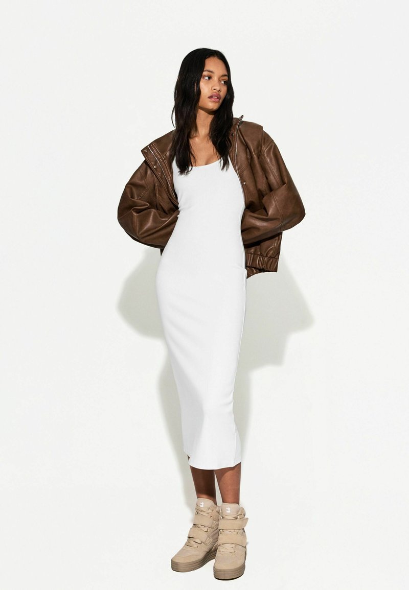 Bershka - STRAPPY - MIDI  - Šaty do práce - white, Zväčšiť