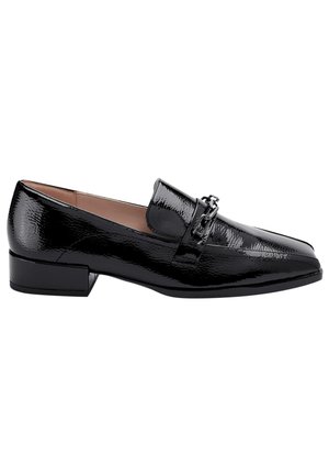 Mocassins en cuir verni noir avec un bout pointu, dotés d'un petit talon bloc et d'une chaîne en métal décorative sur le dessus. Texture lisse.
