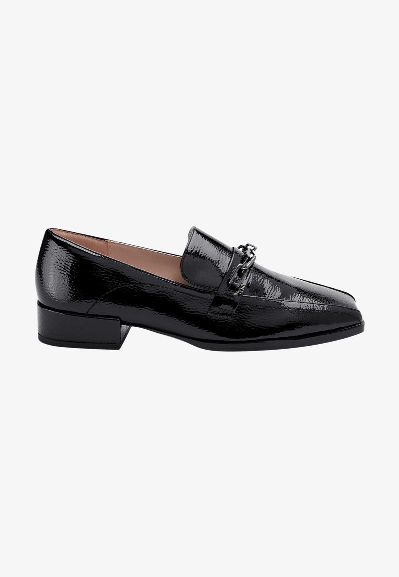 Mocassins en cuir verni noir avec un bout pointu, dotés d'un petit talon bloc et d'une chaîne en métal décorative sur le dessus. Texture lisse.
