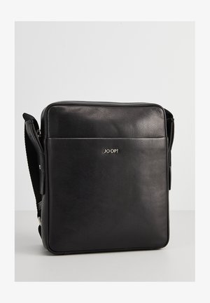 Schwarze Leder-Umhängetasche mit glatter Oberfläche, rechteckiger Form, verstellbarem Riemen und goldenem Logo auf der Vorderseite.