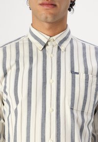 Barbour LONGROCK TAILORED FIT SHIRT - Πουκάμισο - whisper white
