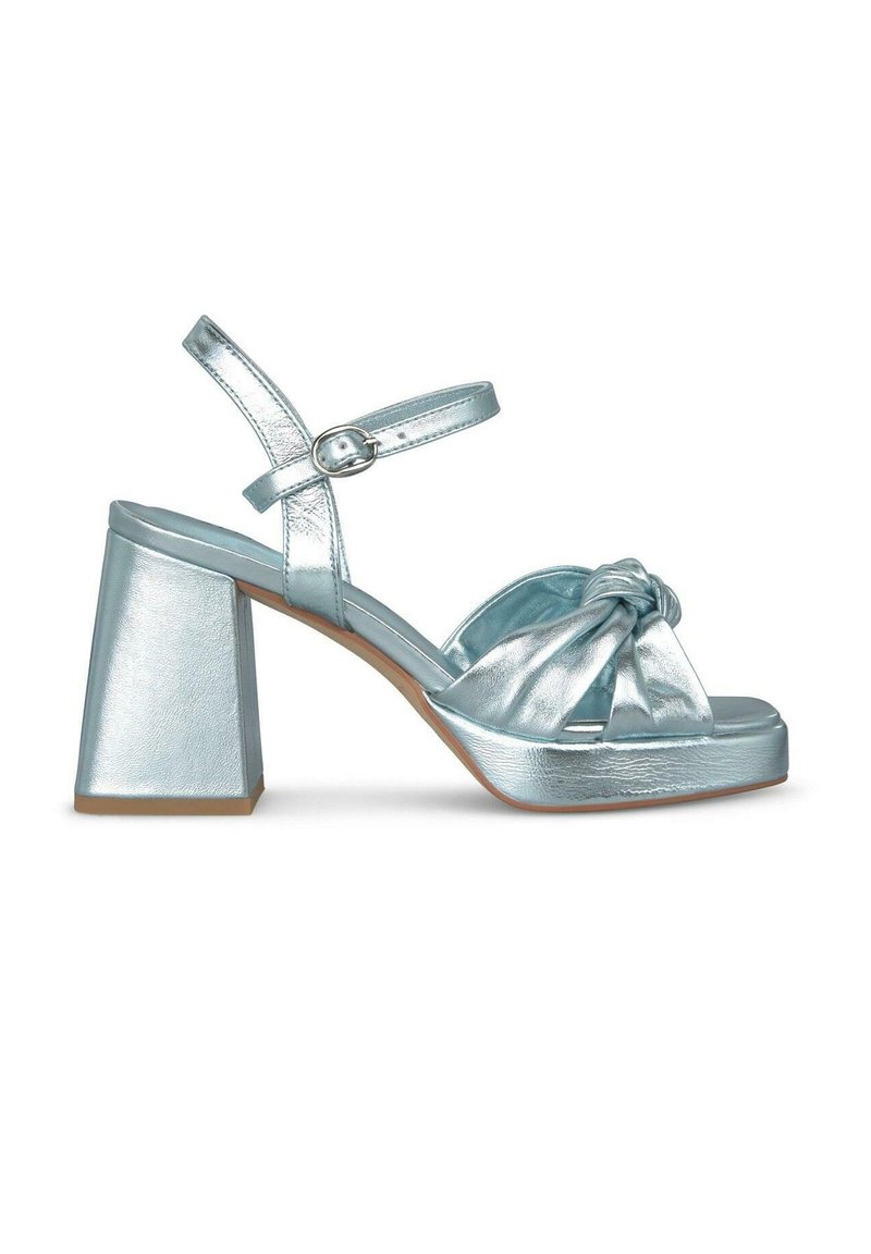 Aqua metallic hoge hak sandaal met een chunky blokhak, verstelbare band en geknoopt ontwerp aan de voorkant, gemaakt van glad synthetisch materiaal.