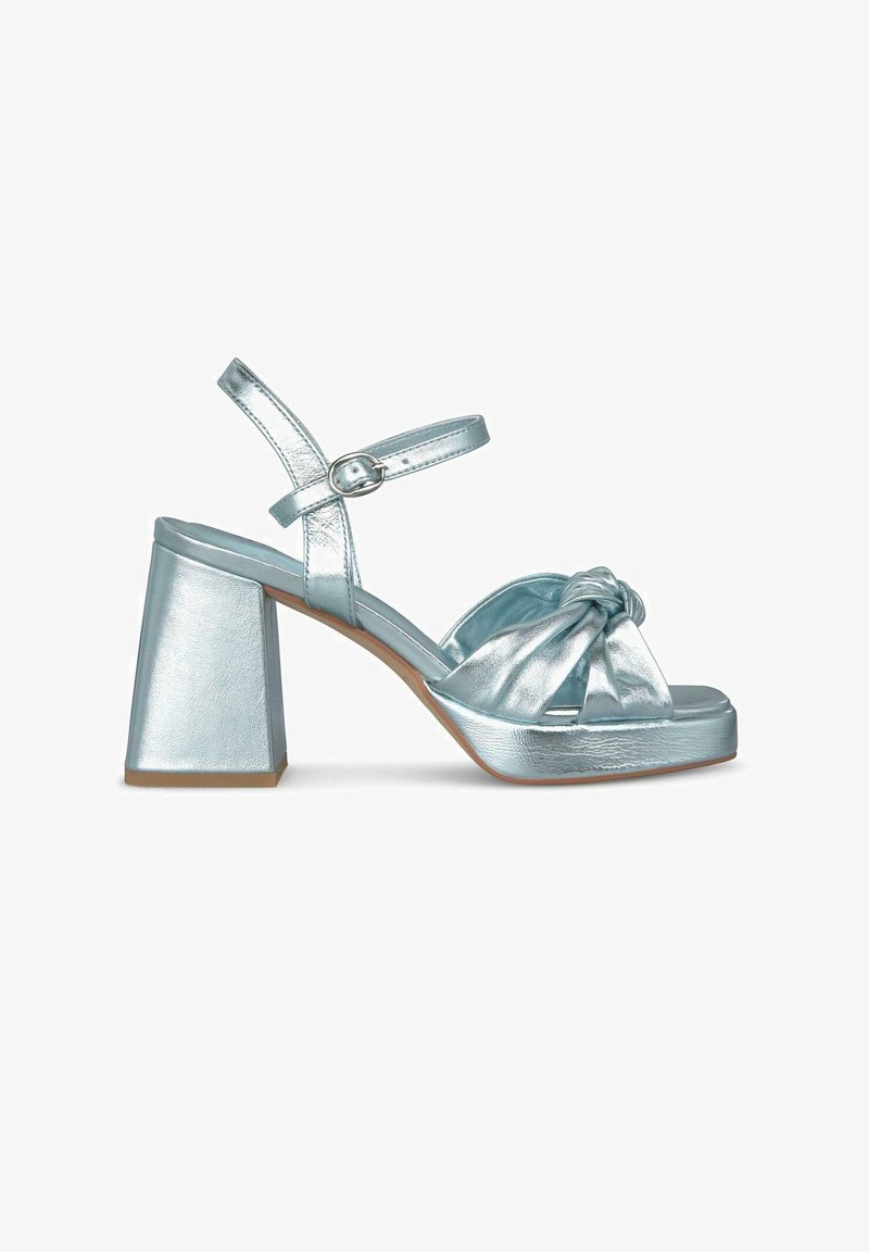 Aqua metallic hoge hak sandaal met een chunky blokhak, verstelbare band en geknoopt ontwerp aan de voorkant, gemaakt van glad synthetisch materiaal.