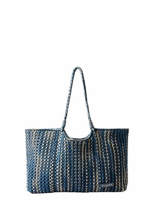 Bolsa tote tejida en azul y blanco con asas trenzadas y una etiqueta "CLAUDIE" en la parte inferior derecha.