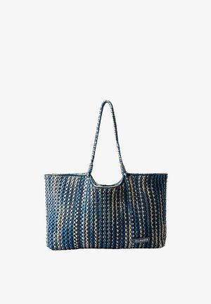 Bolsa tote tejida en azul y blanco con asas trenzadas y una etiqueta "CLAUDIE" en la parte inferior derecha.
