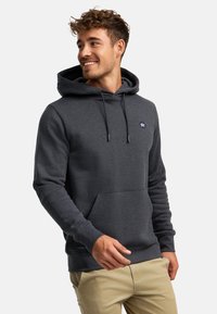 Donkergrijze hoodie met een voorzak, verstelbare capuchon met trekkoord en een klein logo op de borst. Zachte stof, aangesloten pasvorm en geribbelde manchetten.