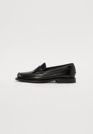Mocassins en cuir noir avec une finition lisse, présentant un design cousu, un petit talon et un bout arrondi, mettant en valeur une silhouette classique.