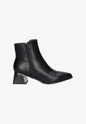 Botín de cuero negro hasta el tobillo con punta afilada y tacón de bloque con acentos metálicos. Presenta una cremallera lateral y una textura suave.