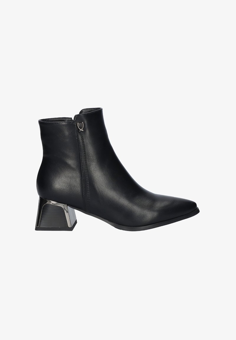 Botín de cuero negro hasta el tobillo con punta afilada y tacón de bloque con acentos metálicos. Presenta una cremallera lateral y una textura suave.