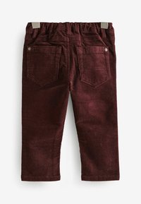 Burgunderfarbene Cordhosen mit weicher Textur, elastischem Bund und zwei Gesäßtaschen mit gestickten Details.