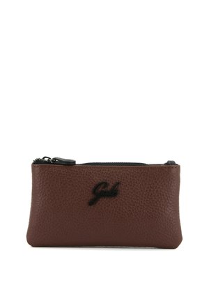 Pochette marrone in pelle con cerniera, dalla superficie a grana fine e con un accento di logo nero. Forma rettangolare compatta, adatta per oggetti di piccole dimensioni.