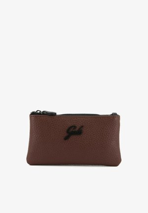 Pochette marrone in pelle con cerniera, dalla superficie a grana fine e con un accento di logo nero. Forma rettangolare compatta, adatta per oggetti di piccole dimensioni.