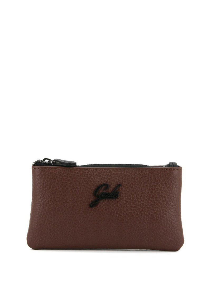 Pochette marrone in pelle con cerniera, dalla superficie a grana fine e con un accento di logo nero. Forma rettangolare compatta, adatta per oggetti di piccole dimensioni.