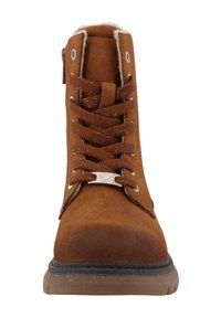 Brune ruskinds vinterstøvle med furfoer, rund tå, tyk sål og snørebånd foran med et metallisk snørremærke.