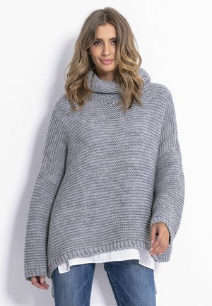 Teksturowany, przejrzysty sweter w jasnoszarym kolorze z dużym kołnierzem, długimi rękawami i ściągaczami na mankietach, nałożony na białą koszulę.