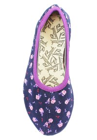 Flache Ballettschuhe mit floralen Motiven, aus navy-blauem Stoff mit rosa-weißen Rosenmustern, einem lila Rand um die Öffnung und einer gemusterten Innensohle.